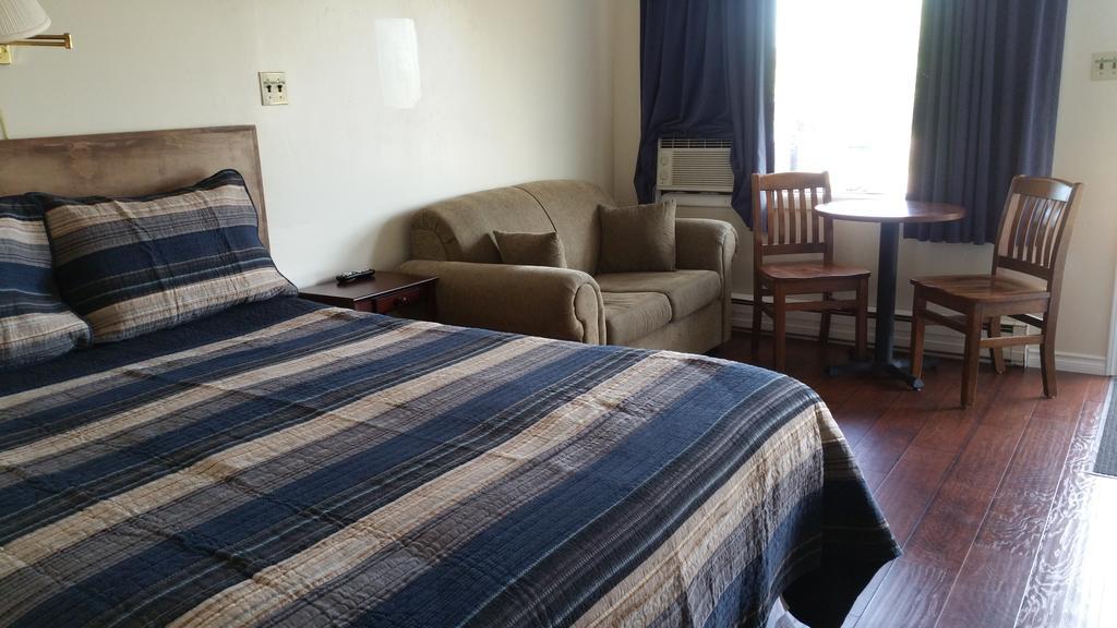 Tantramar Motel แซควิลล์ ภายนอก รูปภาพ